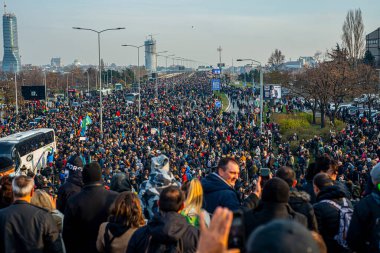 4 Aralık 2021, Belgrad, Sırbistan, Çevre protestosu. Protestocular otoyolu kapatıyor. Rio Tinto şirketinin Sırbistan 'da lityum çıkarmayı planlamasına karşı protesto.