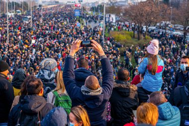 4 Aralık 2021, Belgrad, Sırbistan, Çevre protestosu. Protestocular otoyolu kapatıyor. Rio Tinto şirketinin Sırbistan 'da lityum çıkarmayı planlamasına karşı protesto.