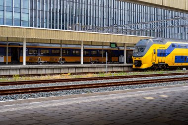 Leiden, Hollanda 25 Haziran 2021, boş tren istasyonu manzarası Coronavirus salgını birçok boş alana yol açtı..