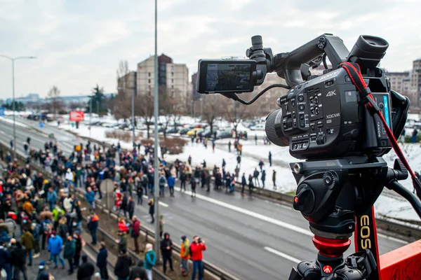 15 Ocak 2022, Belgrad, Sırbistan, Sony kamerasıyla çekim yapan çevre protestocuları otoyolu kapattılar. Rio Tinto şirketinin Sırbistan 'da lityum çıkarmayı planladığını protesto et.