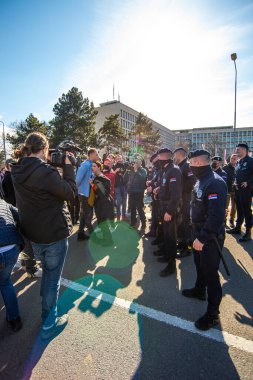 15 Şubat 2022, Belgrad, Sırbistan, polis varlığıyla ekoloji aktivisti sayısı, bugün lityum ve diğer zehirli maddelerin çıkarılması ve tarım arazilerinin mayına dönüştürülmesine karşı barışçıl protestolarda bir araya geldi.