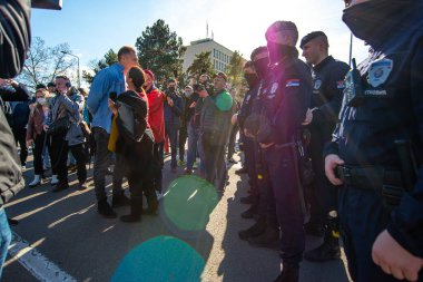 15 Şubat 2022, Belgrad, Sırbistan, polis varlığıyla ekoloji aktivisti sayısı, bugün lityum ve diğer zehirli maddelerin çıkarılması ve tarım arazilerinin mayına dönüştürülmesine karşı barışçıl protestolarda bir araya geldi.