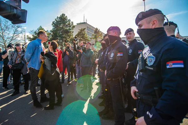2022年2月15日 塞尔维亚贝尔格莱德 一名有警察在场的生态活动家今天聚集在一起 抗议开采锂和其他有毒材料并将农业财产变成矿藏 — 图库照片