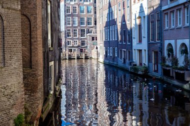 Hollanda, Amsterdam 'da bir kanalda evler