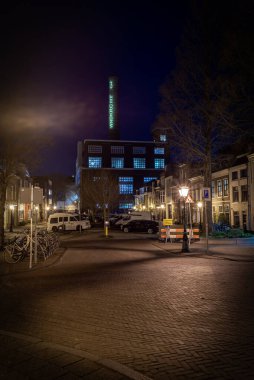 18 Mart 2022, Leiden, Hollanda şehir merkezindeki Leiden Elektrik santralinin gece görüşü.