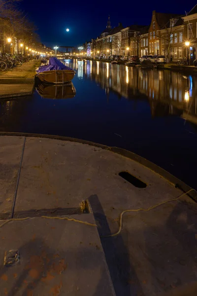 オランダのライデン2022年3月18日歴史的な家屋や小さなボートや満月の運河の夜景 — ストック写真