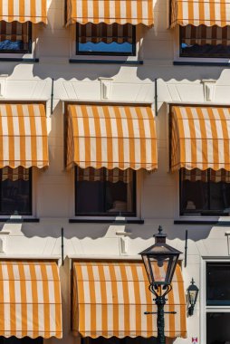 23 Mart 2022, Leiden, Hollanda, Lamppost ile Orange Overhang Sunshade ve Modern İnşaat Cephesi arka planda