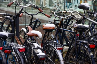 1 Nisan 2022 Leiden, Hollanda, Bisikletler ve şehirde eriyen kar