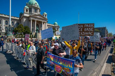 13 Nisan 2022, Belgrad Sırbistan, elektronik maliye geçişine karşı protestolar ve yeşil piyasa bireysel pazarlamacısının yeni mali mevduat kaydı 