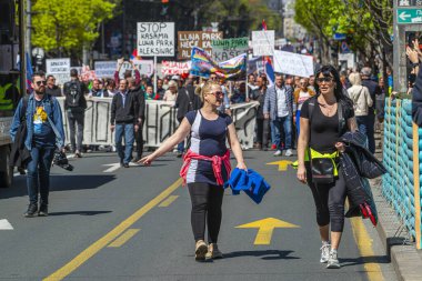 13 Nisan 2022, Belgrad Sırbistan, elektronik maliye geçişine karşı protestolar ve yeşil piyasa bireysel pazarlamacısının yeni mali mevduat kaydı 
