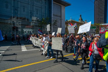 13 Nisan 2022, Belgrad Sırbistan, elektronik maliye geçişine karşı protestolar ve yeşil piyasa bireysel pazarlamacısının yeni mali mevduat kaydı 