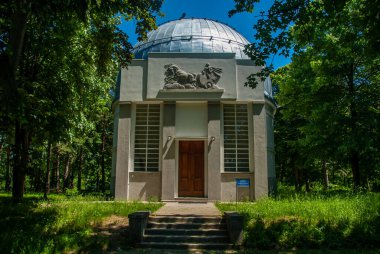 Belgrad, Sırbistan - 01 Eylül 2021: Zvezdara Ormanının Doğusunda Astronomik Gözlemevi İşareti