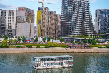 09 Temmuz 2022, Belgrad, Sırbistan, Belgrad Rıhtımı, Sava Nehri 'nde yeni yerleşim ve ticari kalkınma projesi