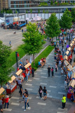 09 Temmuz 2022, Belgrad, Sırbistan, Açık Pazar ve 17. Belgrad Sava Gezinti Güvertesinde Tekne Karnavalı sırasında konserler