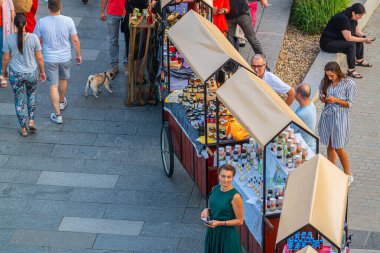 09 Temmuz 2022, Belgrad, Sırbistan, Açık Pazar ve 17. Belgrad Sava Gezinti Güvertesinde Tekne Karnavalı sırasında konserler