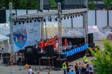 09 Temmuz 2022, Belgrad, Sırbistan, Açık Pazar ve 17. Belgrad Sava Gezinti Güvertesinde Tekne Karnavalı sırasında konserler