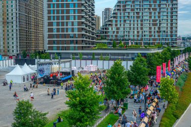 09 Temmuz 2022, Belgrad, Sırbistan, Açık Pazar ve 17. Belgrad Sava Gezinti Güvertesinde Tekne Karnavalı sırasında konserler