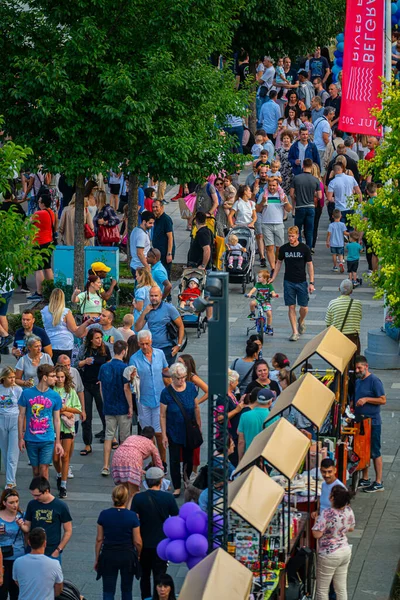 09 Temmuz 2022, Belgrad, Sırbistan, Açık Pazar ve 17. Belgrad Sava Gezinti Güvertesinde Tekne Karnavalı sırasında konserler