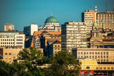 22 yaşında. - 05. 2022 Belgrad, Sırbistan, Belgrad Panoraması. Fotoğraf, Belgrad Saint Sava Tapınağı 'nın bir kısmını gösteriyor..