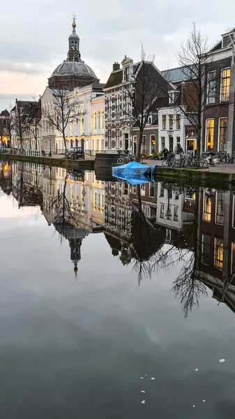 Leiden Nizozemsko Prosince 2021 Pohled Kanál Historickými Památkami Domy Malými — Stock fotografie