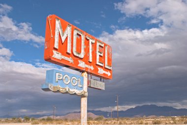 eski neon motel işareti