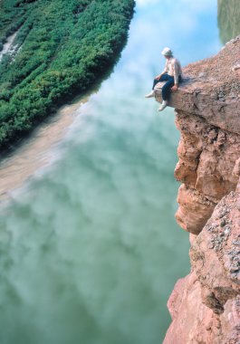 adam bir çıkıntının üzerinde