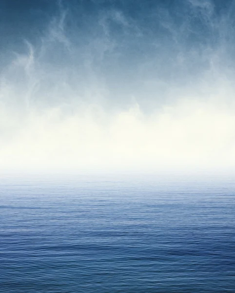 在蓝色海洋上的雾 — 图库照片