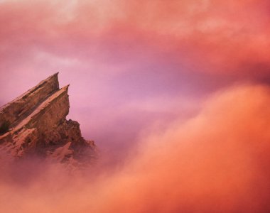 dağ zirvesi ve bulutlar