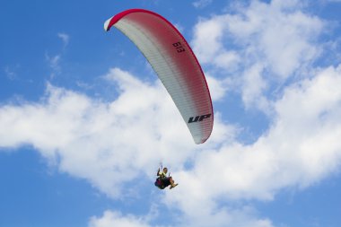 bir paraplane üzerinde uçuş