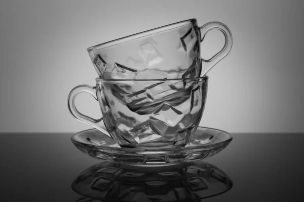 黒と白のソーサーの上にグラスティーカップ2杯 — ストック写真