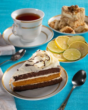 Hayat, beyaz tabakta vanilya kremalı bir parça çikolatalı pasta gibidir. Kahve ya da çayla tatlı..