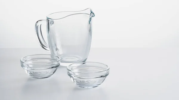 白い背景に空のガラス瓶と2杯のガラスコップ — ストック写真