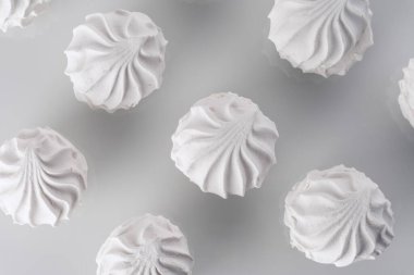 Beyaz, vanilyalı, leziz şekerlemeler beyaz bir masada.