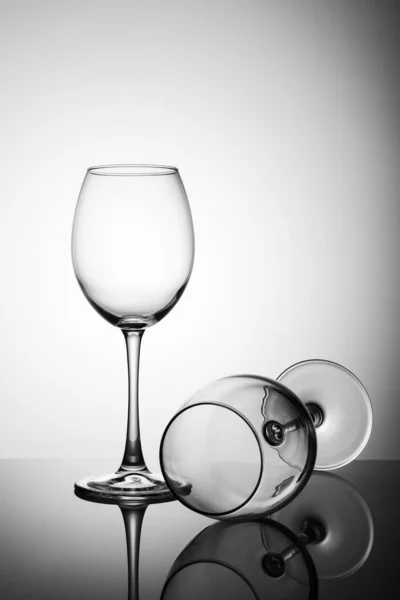 反射のついた黒いテーブルの上に空のメガネが2つ 黒と白 — ストック写真