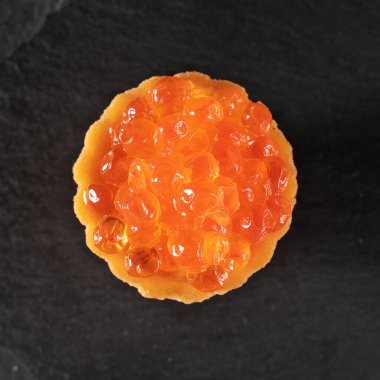 Koyu arkaplan görünümlü kırmızı havyarlı tart