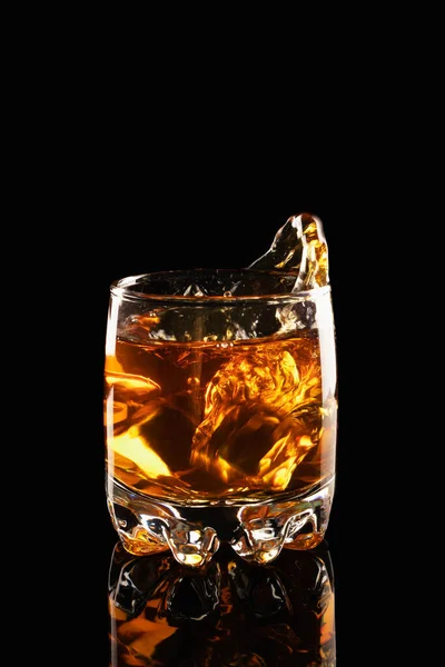 一杯威士忌 背景是黑色的苹果汁 — 图库照片
