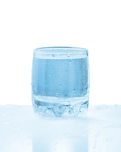 Szklanka Zimnej Wody Gazowanej Kroplami Białym Tle — Zdjęcie stockowe