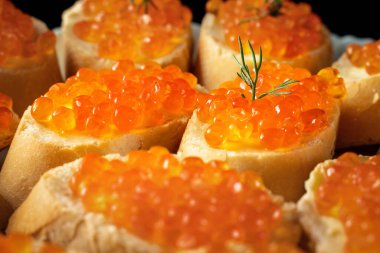 Kırmızı havyarlı beyaz ekmek dilimleri.