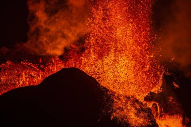Lavlar İzlanda 'daki volkanik patlamanın kraterinden püskürdükçe fışkırır. Fagradalsfall volkanı kraterinden ayrıntılar. GeoPark 'taki Reykjanes yarımadasında volkan.
