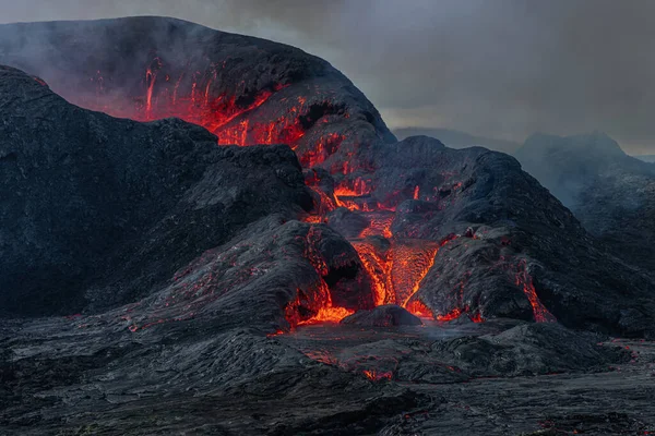 从Fagradalsfjall火山打开的火山口的侧视图 火山口后不久 熔岩在地质公园流入冰岛 云雾弥漫在天空中 雷克雅未斯半岛白天的火山喷发 — 图库照片