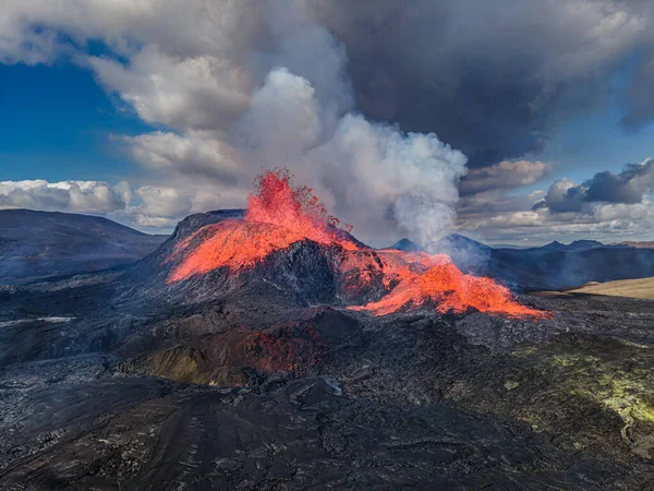 从Fagradalsfjall火山打开的火山口的空中景观 在地质公园的冰岛上有强烈熔岩流的陨石坑 雷克雅未斯半岛在白天火山爆发 天空中的云雾 — 图库照片