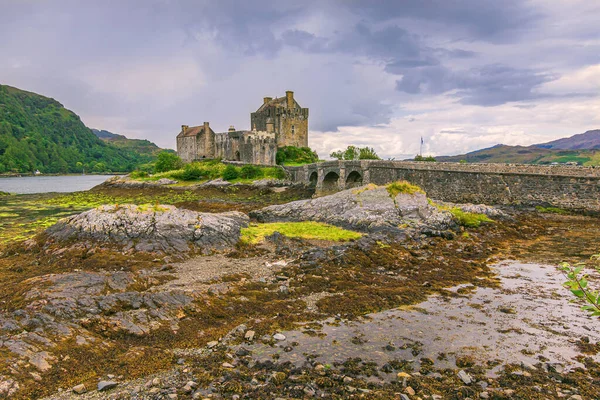 Edifício Histórico Eilean Donan Castle Escócia Durante Dia Quando Água — Fotografia de Stock
