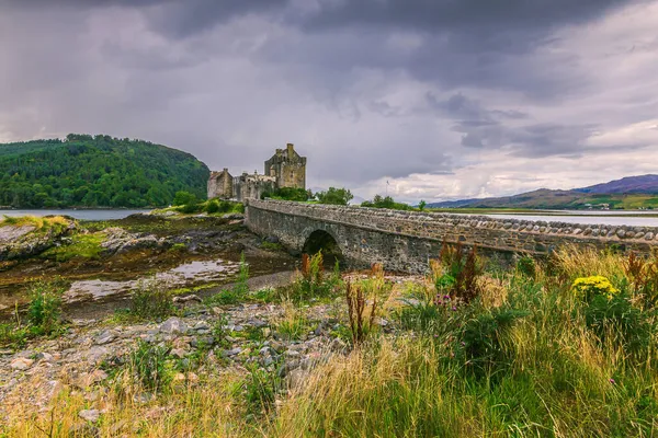 Eilean Donan Castle Escócia Com Ponte Pedra Histórica Para Pedestres — Fotografia de Stock