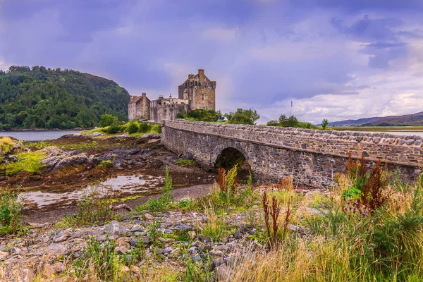 Eilean Donan Castle Escócia Com Histórica Ponte Pedra Para Pedestres — Fotografia de Stock
