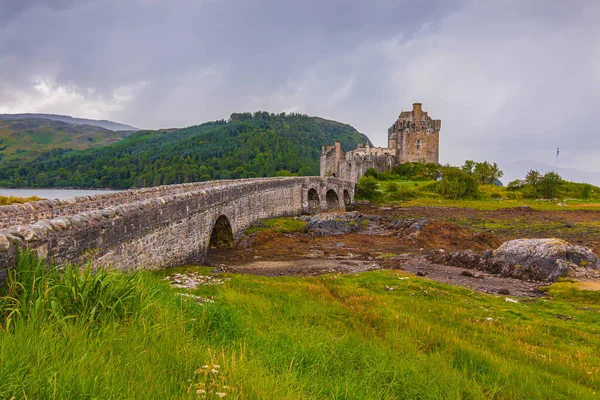Eilean Donan Castle Escócia Com Histórica Ponte Pedra Maré Baixa — Fotografia de Stock