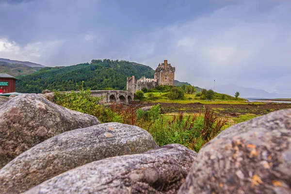 Eilean Donan Castle Escócia Com Histórica Ponte Pedra Para Pedestres — Fotografia de Stock