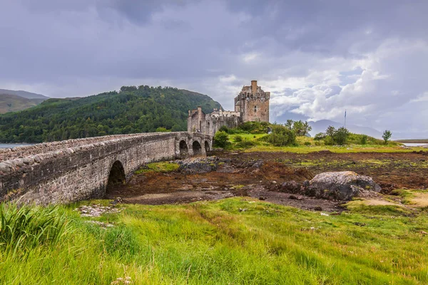 Eilean Donan Castle Verão Com Grama Verde Uma Parede Pedra — Fotografia de Stock