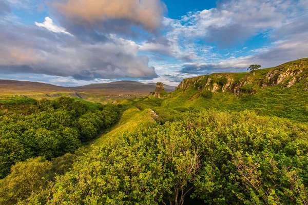 Paisagem Ilha Skye Escócia Luz Sol Verão Com Prados Verdes — Fotografia de Stock