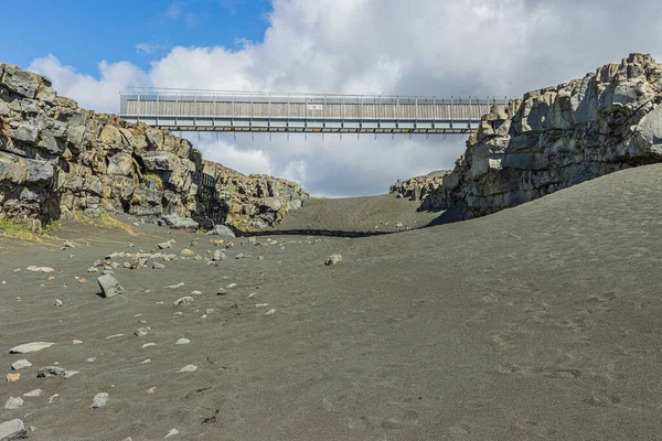 Czarny Piasek Lawy Mostem Półwyspie Reykjanes Szczeliny Geograficzne Tablic Północnoamerykańskich — Zdjęcie stockowe