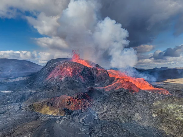 Aktivní Sopka Malou Fontánou Kráteru Sopka Tekutým Magmatem Islandském Poloostrově — Stock fotografie